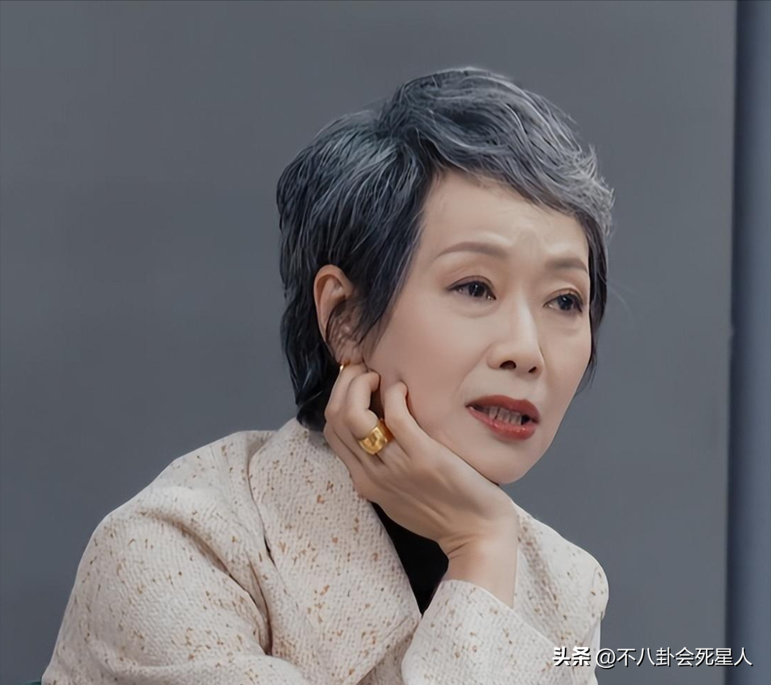 "趙雅芝穿著紫色套裝引爭議，70歲扮嫩還是自由選擇？" 30
