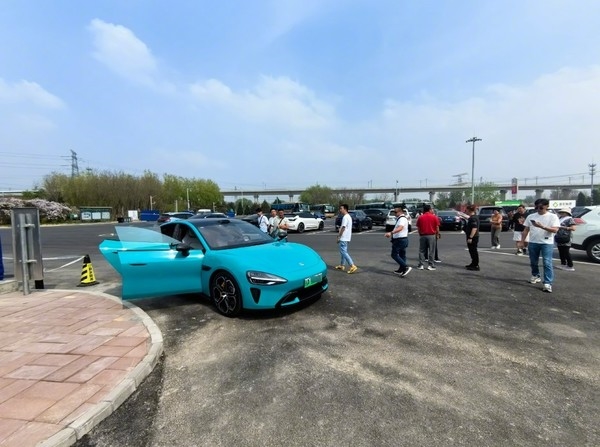 小米SU7被馬來西亞游客圍觀：29.99萬還是很便宜的