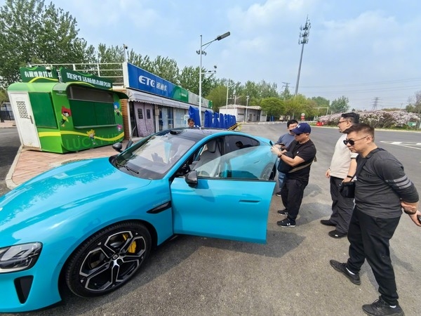 小米SU7被馬來西亞游客圍觀：29.99萬還是很便宜的