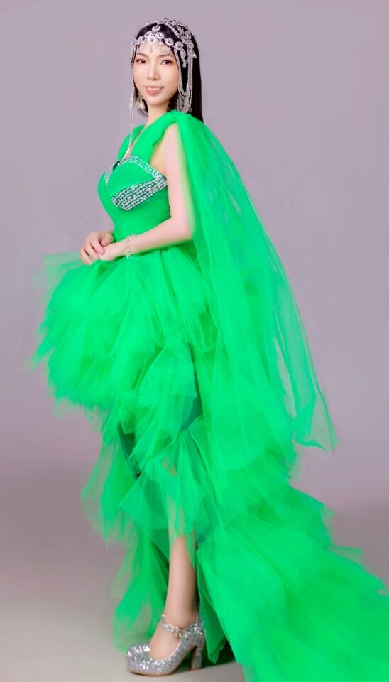 晏敏敏詞曲編唱雙排鍵演奏《炫彩中國 幸福無限》傳遞青春幸福旋律