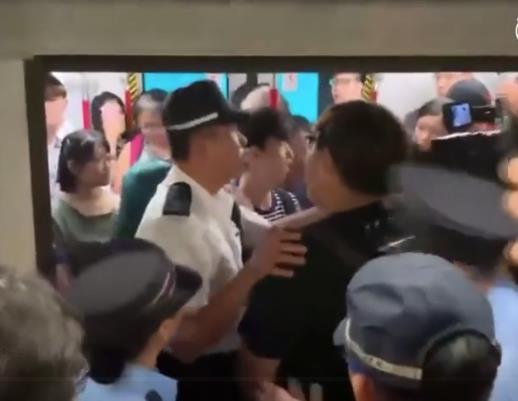 炮灰 們該醒醒了 為什么亂港派頭目子女無一上街游行（炮灰們該醒醒了）(5)