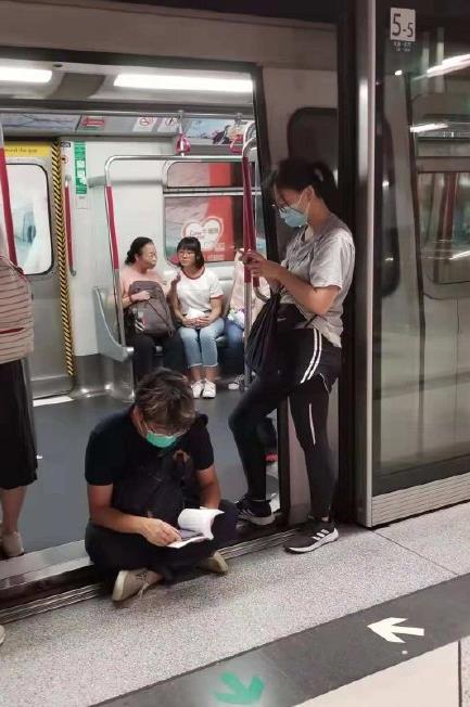 炮灰 們該醒醒了 為什么亂港派頭目子女無一上街游行（炮灰們該醒醒了）(6)
