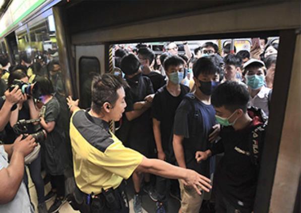 炮灰 們該醒醒了 為什么亂港派頭目子女無一上街游行（炮灰們該醒醒了）(4)