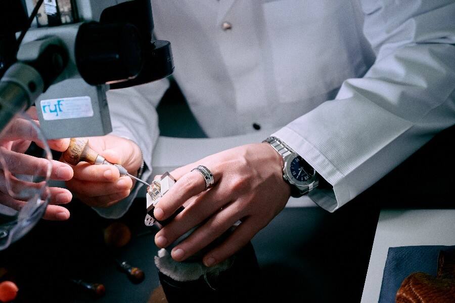 Chopard蕭邦全球品牌大使朱一龍參觀品牌工坊，探秘卓越匠藝與至臻美學