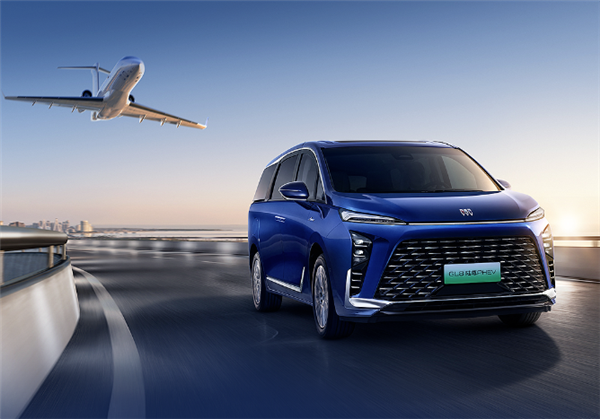 別克拼了 全新GL8陸尊PHEV發(fā)布：35.99萬起全系艾維亞版