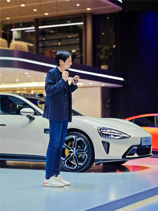 排面拉滿!北京車展大門(mén)橫幅就是小米SU7