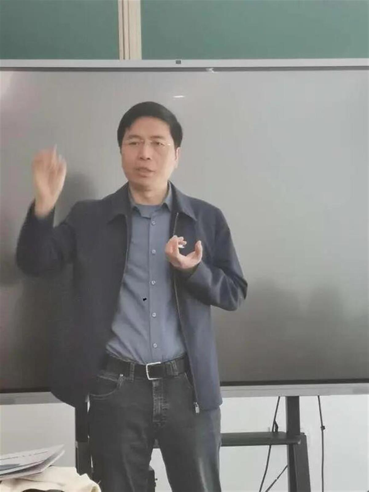 走路像太奶的機(jī)器人賣(mài)80萬(wàn),創(chuàng)意者系北京大學(xué)智能學(xué)院院長(zhǎng)，曾3次獲得計(jì)算機(jī)視覺(jué)領(lǐng)域的最高獎(jiǎng)項(xiàng) 6