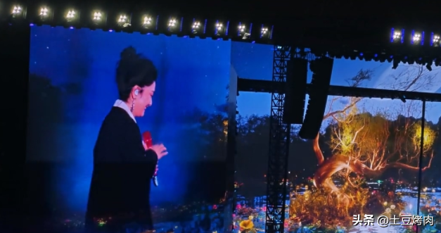 鳳凰傳奇演唱會全場大合唱,山河圖臺下卻不唱了,網友:太好笑了的圖片 30 鳳凰傳奇演唱會全場大合唱,山河圖臺下卻不唱了,網友:太好笑了 30
