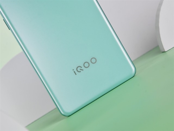 iQOO Z9 Turbo上手：1999元同檔佳性能手機