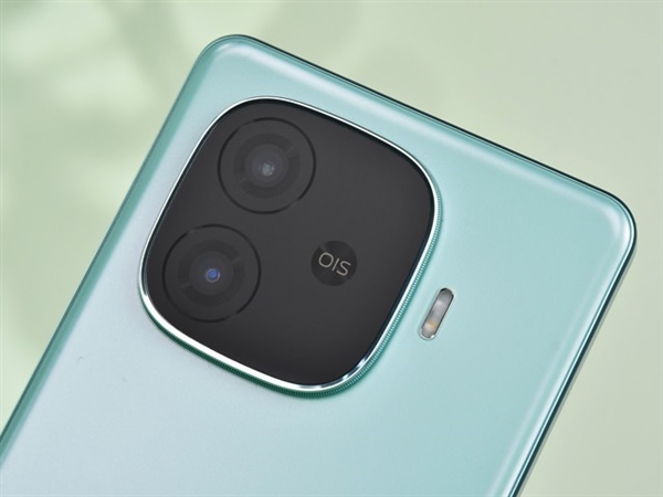 iQOO Z9 Turbo上手：1999元同檔佳性能手機