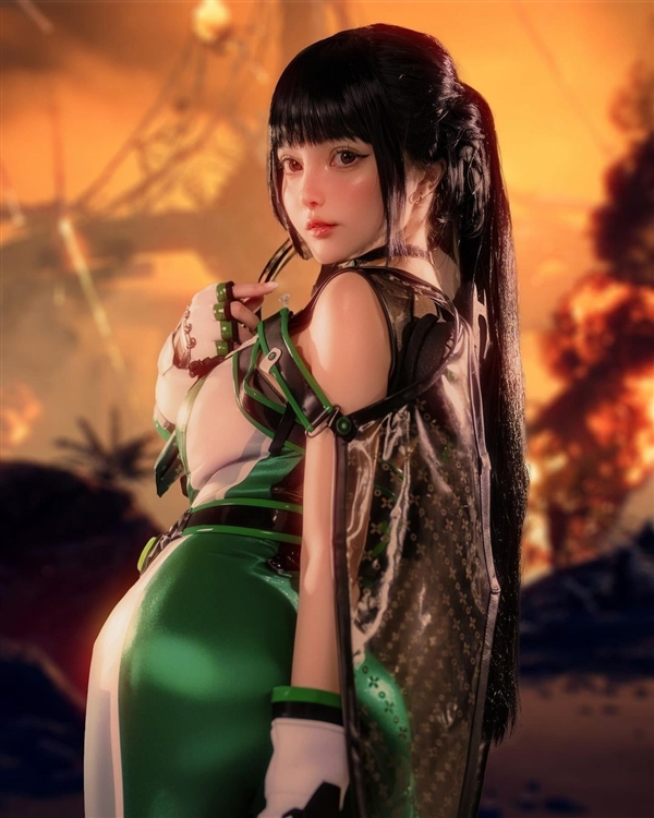 眾美女Cos《星刃》女主伊芙美圖：緊身戰衣顯好身材