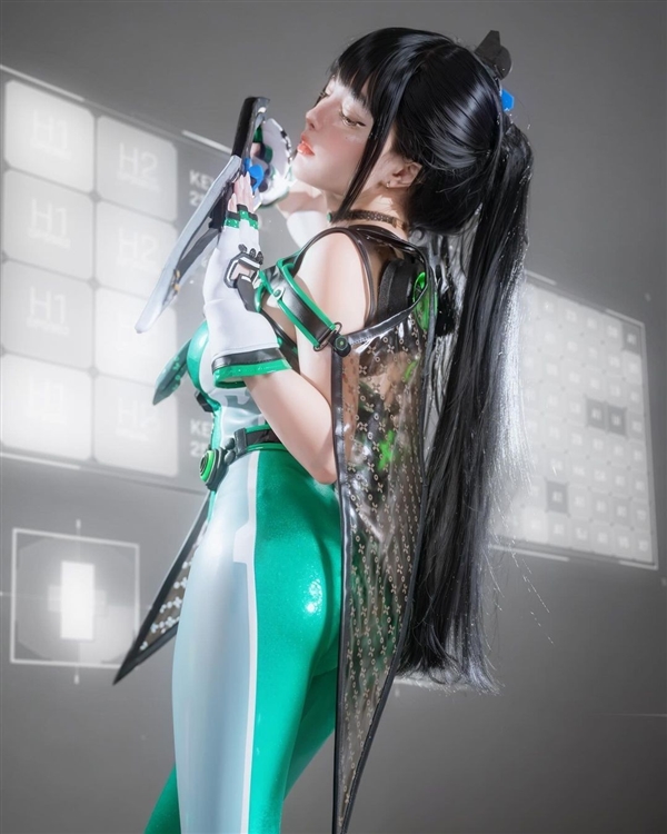 眾美女Cos《星刃》女主伊芙美圖：緊身戰衣顯好身材