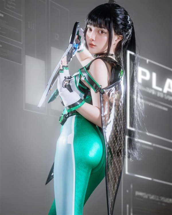 眾美女Cos《星刃》女主伊芙美圖：緊身戰衣顯好身材