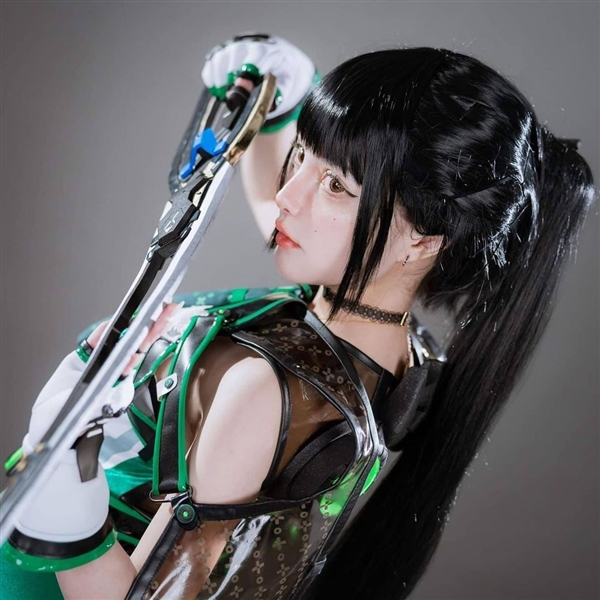 眾美女Cos《星刃》女主伊芙美圖：緊身戰衣顯好身材