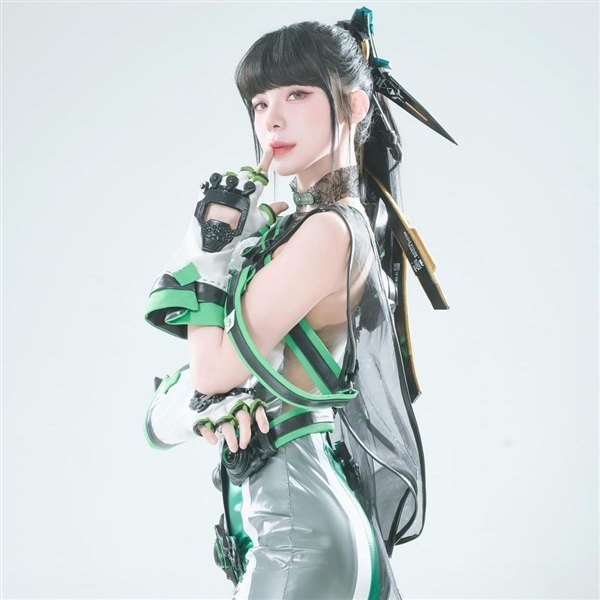 眾美女Cos《星刃》女主伊芙美圖：緊身戰衣顯好身材