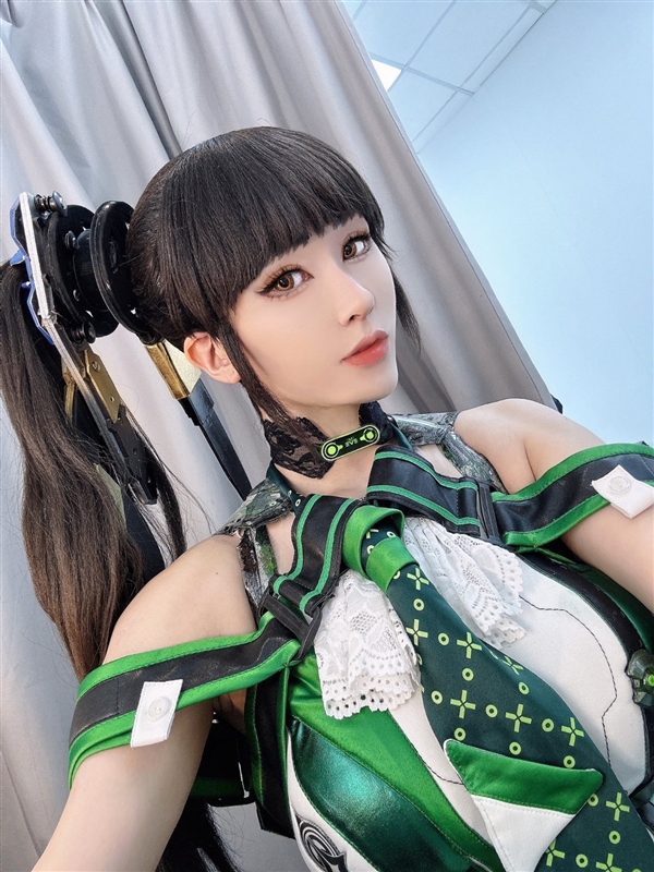 眾美女Cos《星刃》女主伊芙美圖：緊身戰衣顯好身材