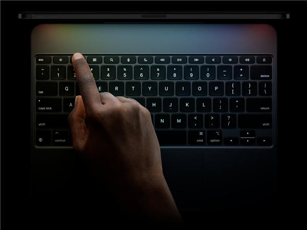 全套頂配25897元！蘋果發(fā)布新款iPad Pro：首創(chuàng)雙層超薄OLED