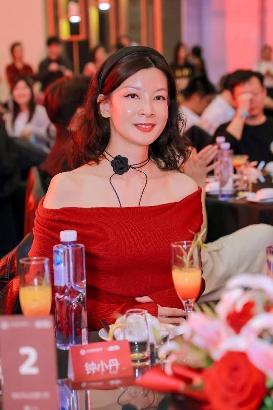 鐘小丹亮相北影節電影嘉年華 紅毯造型婀娜多姿