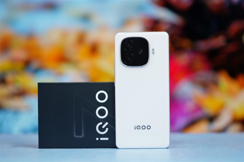 續航、屏幕、外觀向旗艦看齊！iQOO Z9評測：妥妥的新一代質價比之王