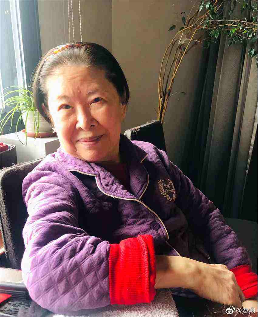 費翔發文宣告九旬母親畢麗娜去世:她永遠在我心中