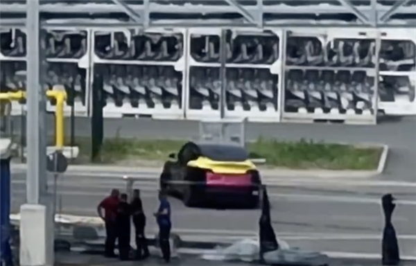 外觀內(nèi)飾有望大幅調(diào)整！新款Model Y實(shí)車現(xiàn)身柏林超級工廠 