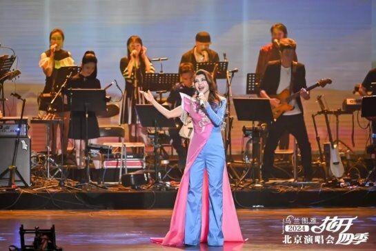 “花開四季”演唱會 烏蘭圖雅攜手烏拉蓋草原為觀眾準備的禮物太貼心了