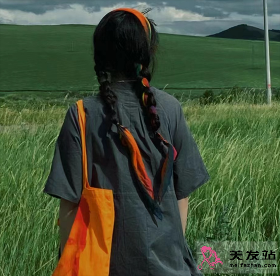 清爽絲巾扎發 減齡時尚又百搭