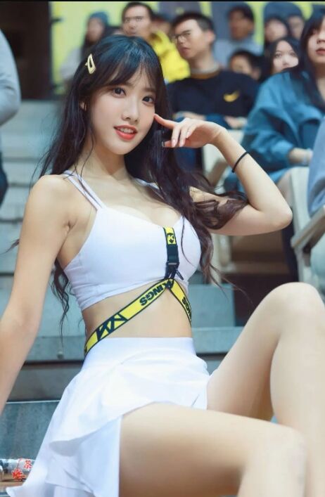 楊若歆發布最新單曲《迷霧之謎》從啦啦女神到音樂新星的華麗轉身