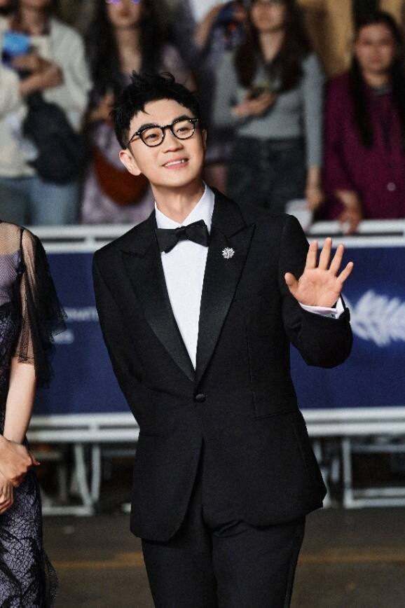 Chopard蕭邦-紅毯珠寶商 導(dǎo)演陳可辛，演員王傳君，導(dǎo)演、演員大鵬佩戴Chopard蕭邦珠寶腕表臻品 亮相第77屆戛納電影節(jié)《醬園弄》首映紅毯