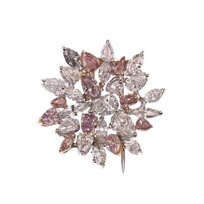 Chopard蕭邦-紅毯珠寶商 導(dǎo)演陳可辛，演員王傳君，導(dǎo)演、演員大鵬佩戴Chopard蕭邦珠寶腕表臻品 亮相第77屆戛納電影節(jié)《醬園弄》首映紅毯