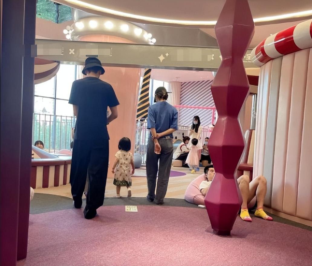 唐藝昕接女兒放學，張若昀4歲女兒近照 16