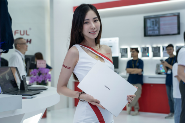 七彩虹EPOCH筆記本發布：首配AIPC助手、AI算力可達321TOPS