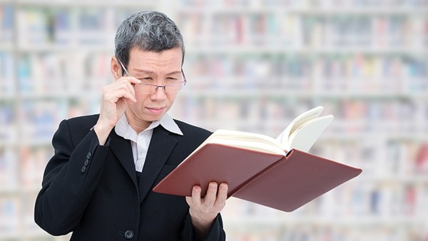 一個眼睛內斜視怎么糾正