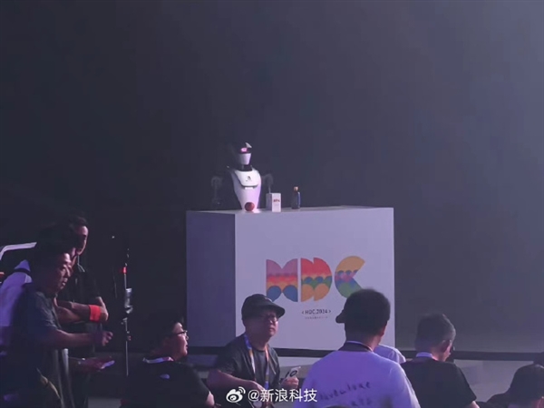 外形炫酷！人形機器人現身華為開發者大會
