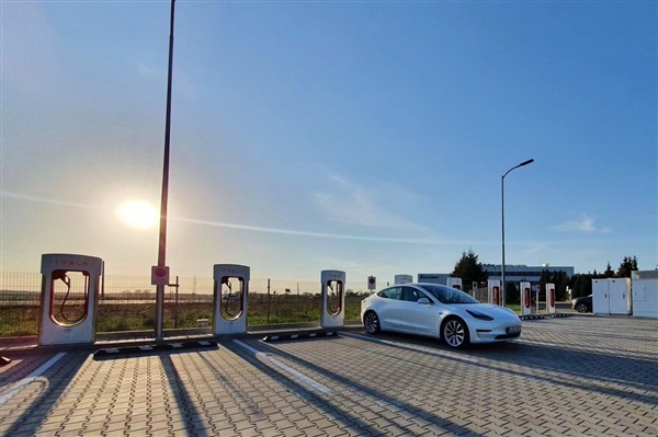 還充電焦慮嗎？全國充電樁正式突破1000萬根 一年暴增54%