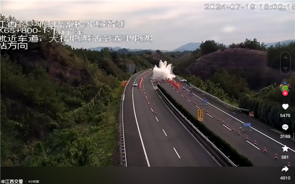 司機(jī)使用輔助駕駛時看手機(jī)釀事故 不減速撞上前車:網(wǎng)友喊話為何不開華為