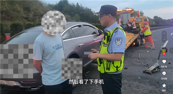 司機(jī)使用輔助駕駛時看手機(jī)釀事故 不減速撞上前車:網(wǎng)友喊話為何不開華為