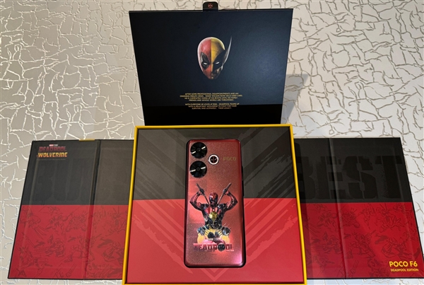 小米POCO F6《死侍與金剛狼》聯名版真機曝光：賤賤閃光燈吸睛