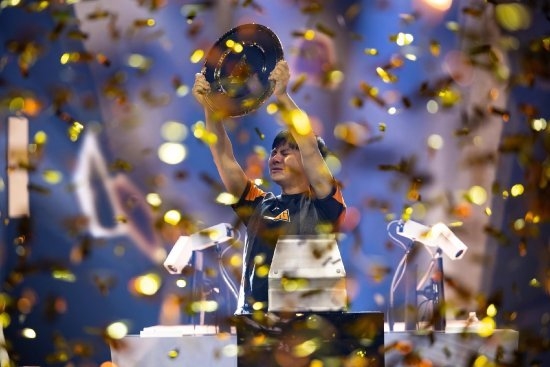 中國格斗游戲第一人！“小孩”曾卓君奪得電競世界杯《街頭霸王6》項目冠軍