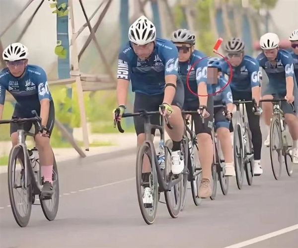 父親帶娃騎行摔倒遭碾壓身亡 司機(jī)被送檢引網(wǎng)友熱議：涉嫌過(guò)失致死罪