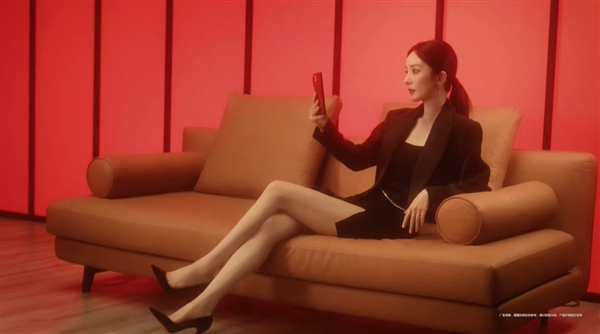 楊冪開箱上手華為Mate XT非凡大師：橫豎都好用