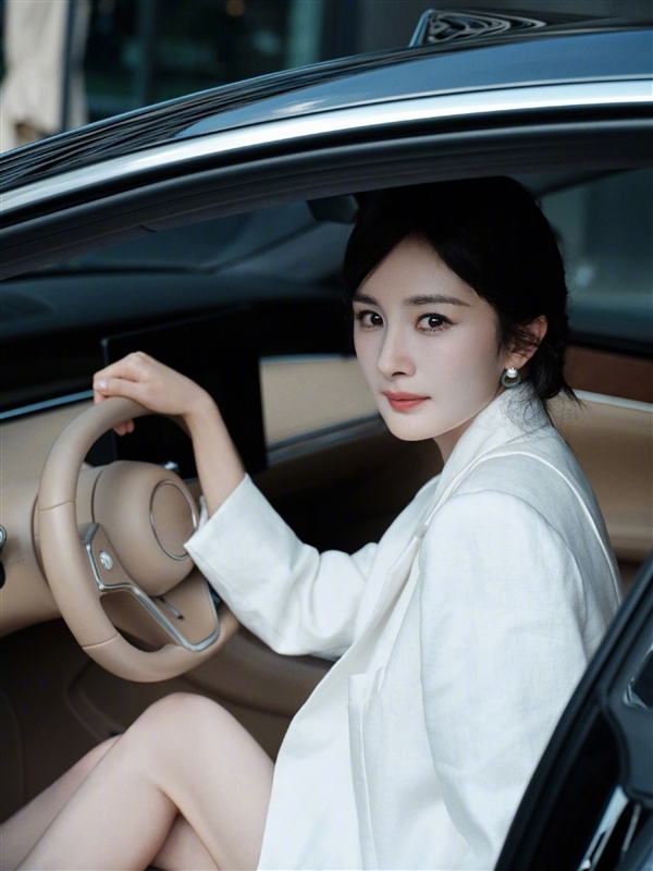 楊冪開箱上手華為Mate XT非凡大師：橫豎都好用