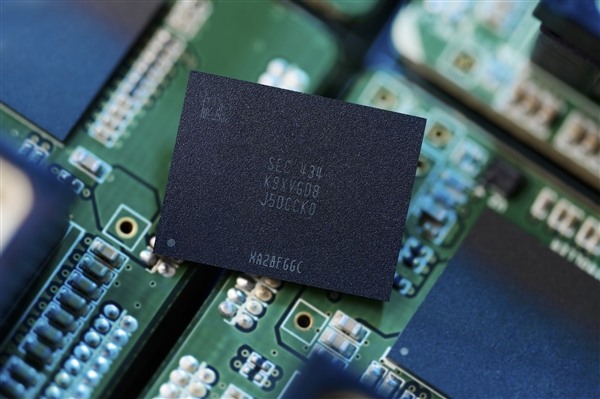 三星全球首發量產第九代QLC閃存：一顆1Tb、寫入提升100％
