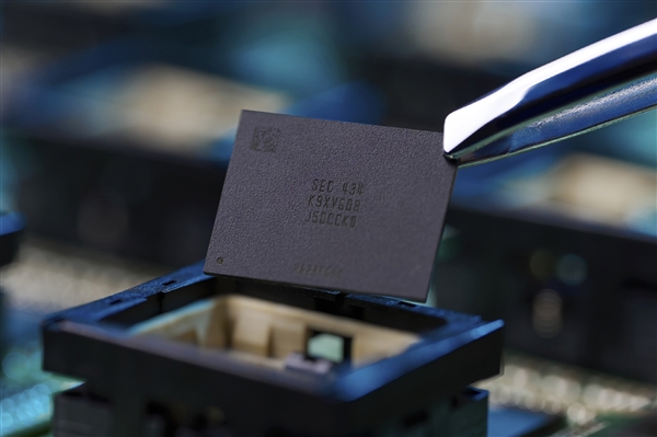 三星全球首發量產第九代QLC閃存：一顆1Tb、寫入提升100％