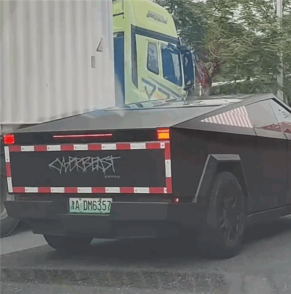 國內(nèi)唯一一臺上牌的特斯拉Cybertruck皮卡現(xiàn)身廣東：不銹鋼車身被改成黑色