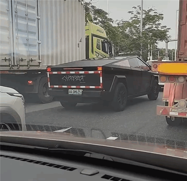 國內(nèi)唯一一臺上牌的特斯拉Cybertruck皮卡現(xiàn)身廣東：不銹鋼車身被改成黑色