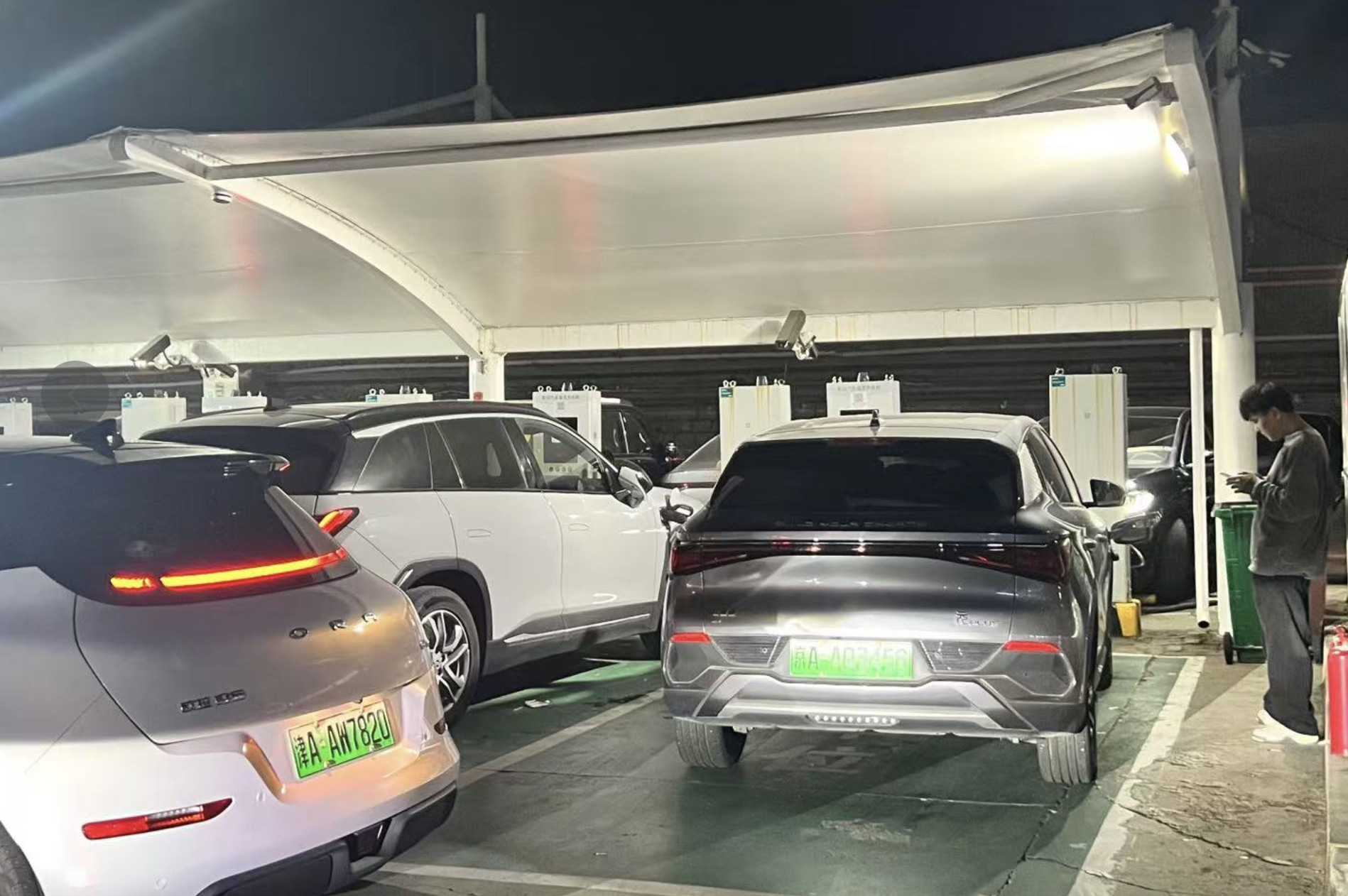 開電車去東北會(huì)焦慮？假期充電排隊(duì)現(xiàn)象減少，高速公路平均46公里有一座充電站