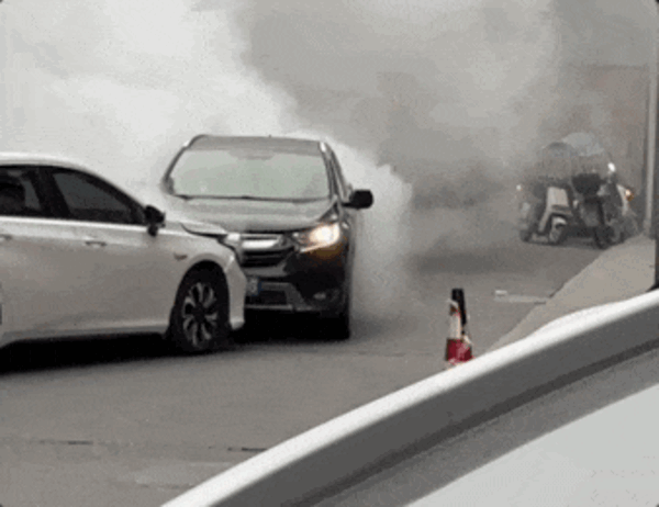 轎車鬧市突然失控撞向人群！湖北司機死死頂住 廣汽埃安為英雄車主獎勵霸王龍