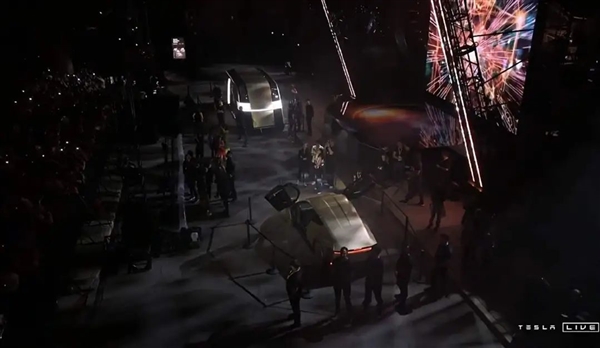 遲到50分鐘的馬斯克喂給我們三張大餅