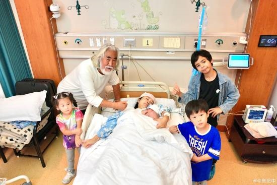 73歲張紀中再當爹 曬六口全家福合影畫面溫馨引圍觀：網友送祝福